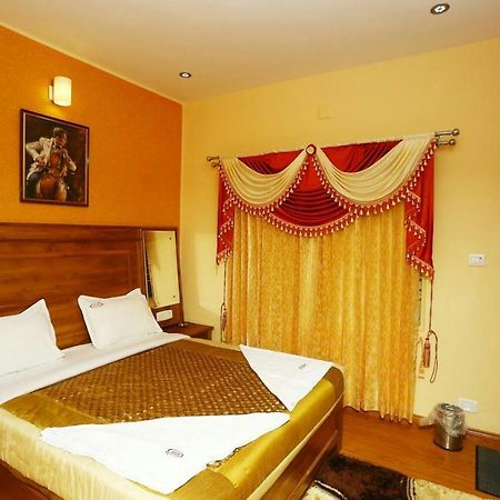 Mmr Holiday Inn Udagamandalam Exterior foto